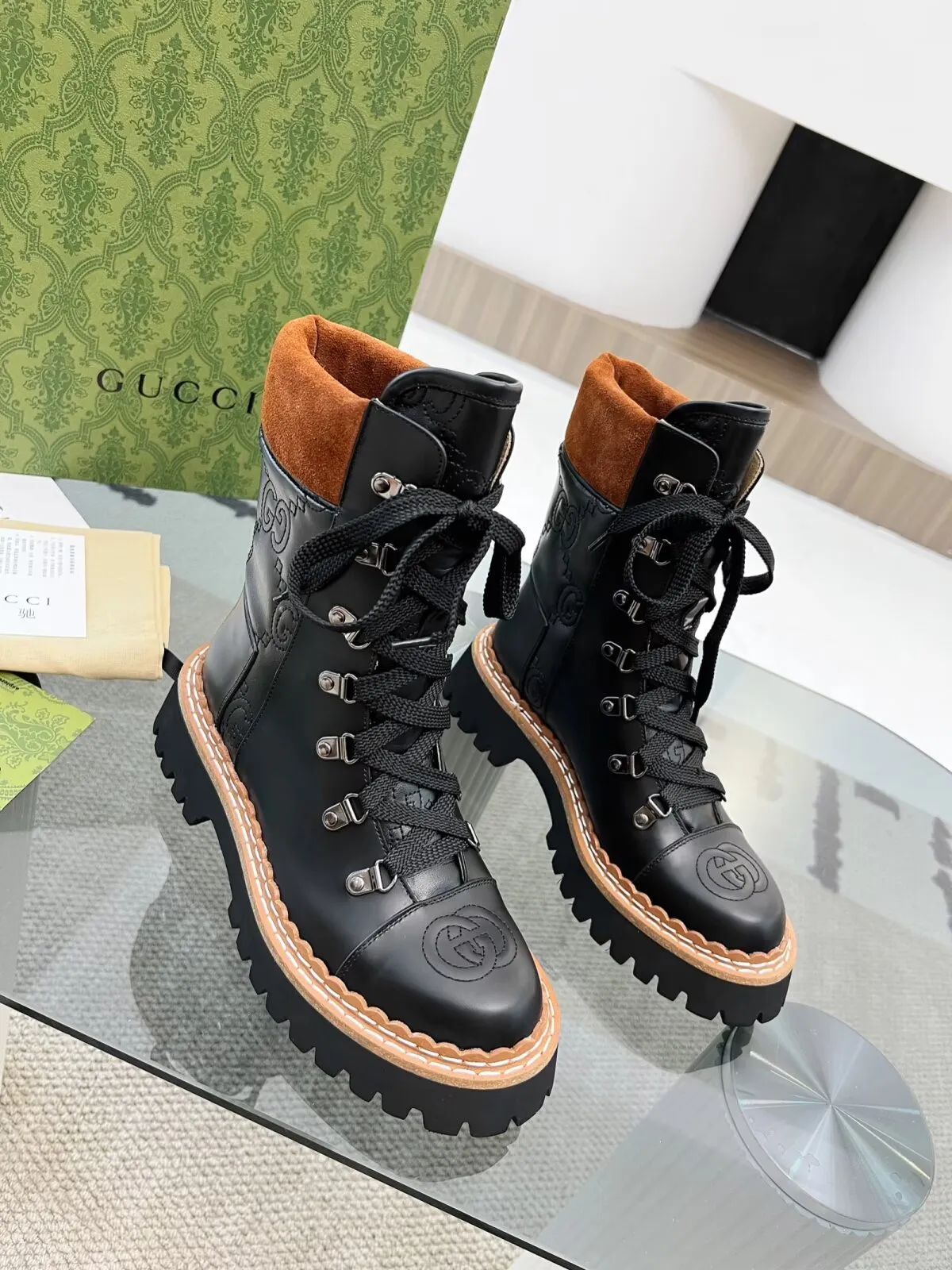 👟👟Ex-factory price 660👟👟 Autumn and winter GUCCI 8-inch ankle boots original model opening✅Double G electric embroidered toe cap Colored shoelaces, full of high-end feel [strong] Fabric: cowhide🐂, matte open edge beads Inner/foot pads: high-end apricot cowhide TPU outsole Heel height 4cm Color: black Size: 34-42 (34, 42 need to be customized) Packaging: Comes with card and cloth bag.